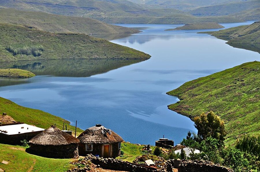 Lesotho

                                    Lesotho, Afrika Kıtası'nın güneyinde yer alan bir ülkedir.

 Başkent: Maseru
Nüfus: 2,074 milyon (2013) 
Para birimi: Loti
Resmi dilleri: İngilizce, Sotho dili

                                