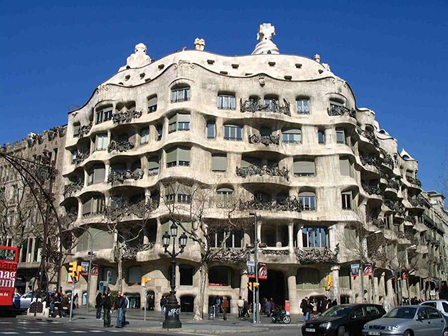 Birçok önemli eseri Barselona'da bulunmaktadır.

                                    
                                    Diğer önemli eserleri arasında Teresano Koleji, kendisine yılın binası ödülünü kazandıran Celvet Evi, Bellesgurad Villası, Battlo Evive La Pedrera adıyla bilinen Casa Milà bulunur.
                                
                                