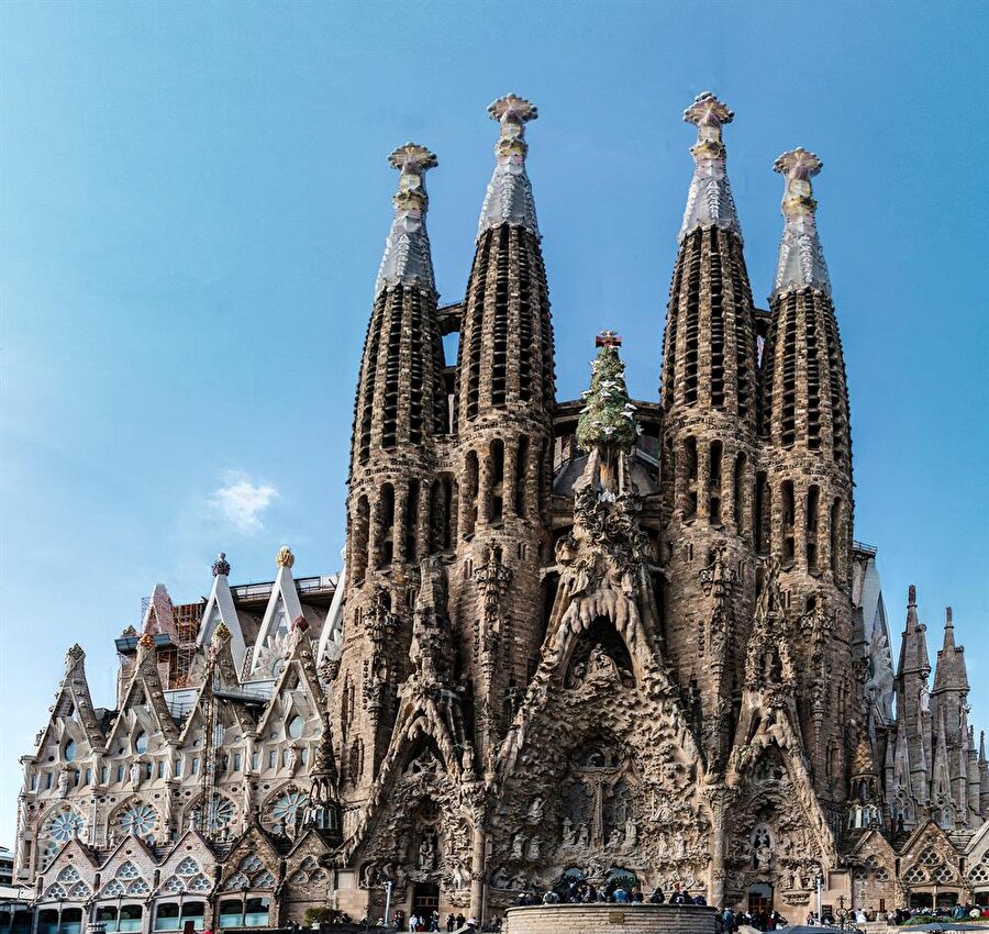 En ünlü eseri ise hayatını adadığı, yapımı halen süren La Sagrada Familia kilisesidir.

                                    
                                    
                                
                                