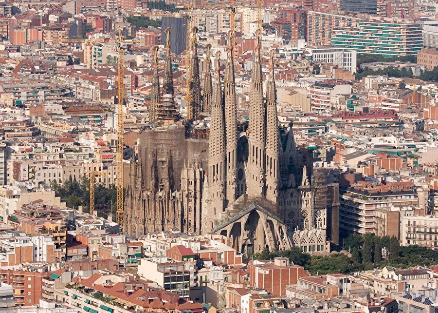 Ölene kadar bitirmeye çalıştı.

                                    
                                    Gaudi Sagrada Familia'yı bitirmek için atölyesini buraya taşımıştır.1983 yılında Sagrada Familia kilisesi inşaatını üzerine almış ve 1926'da ölene kadar bu iş üzerinde çalışmıştır.
                                
                                