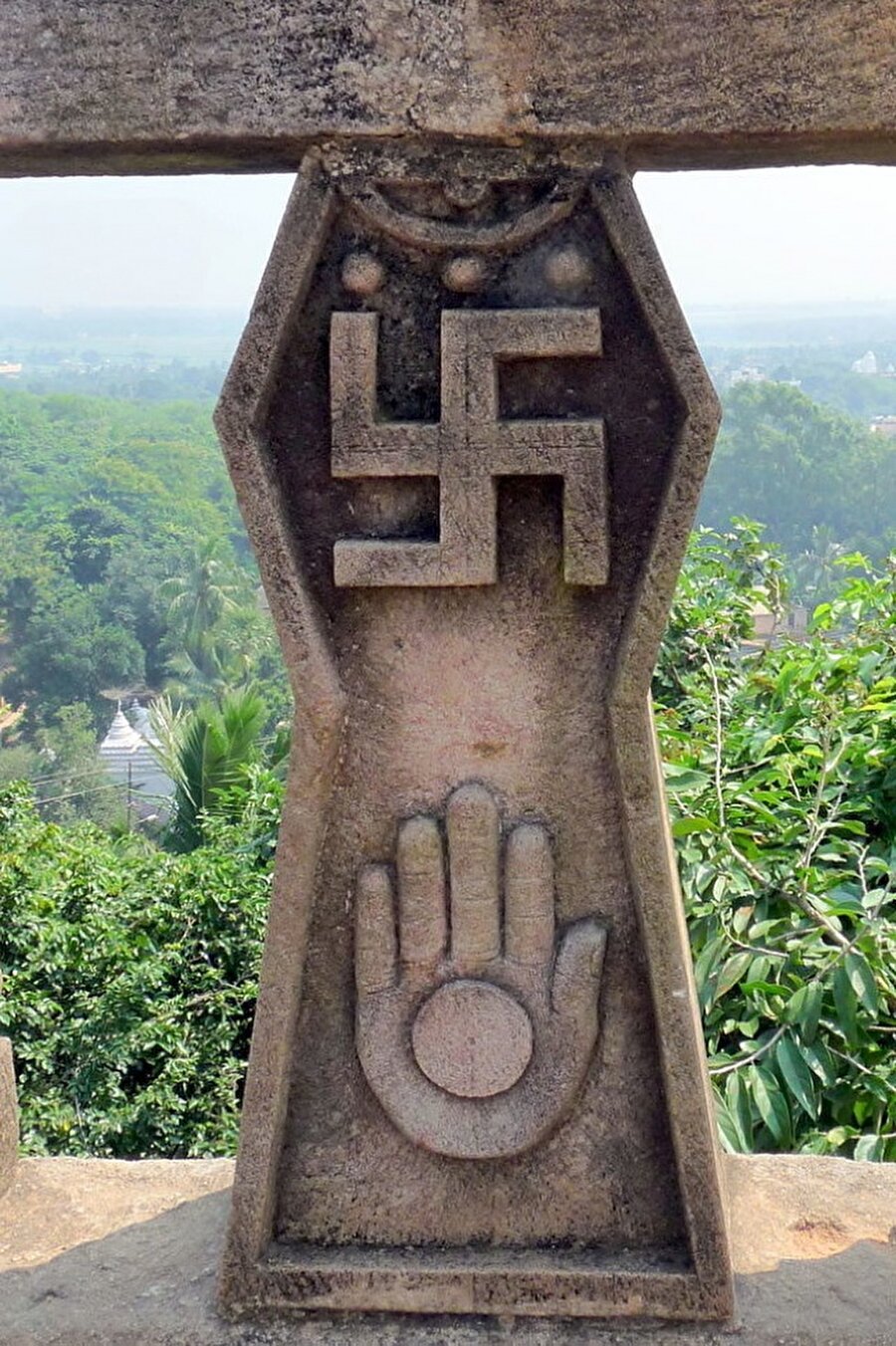 Gamalı haç Hitler’in partisinin amblemi olmadan 3000 yıl önce “iyi şans” anlamına gelen bir sembol olarak kullanılıyordu.

                                    
                                
