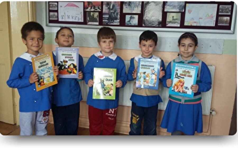 Kütüphaneden kimlik çıkartır kütüphanede kitap okunurdu