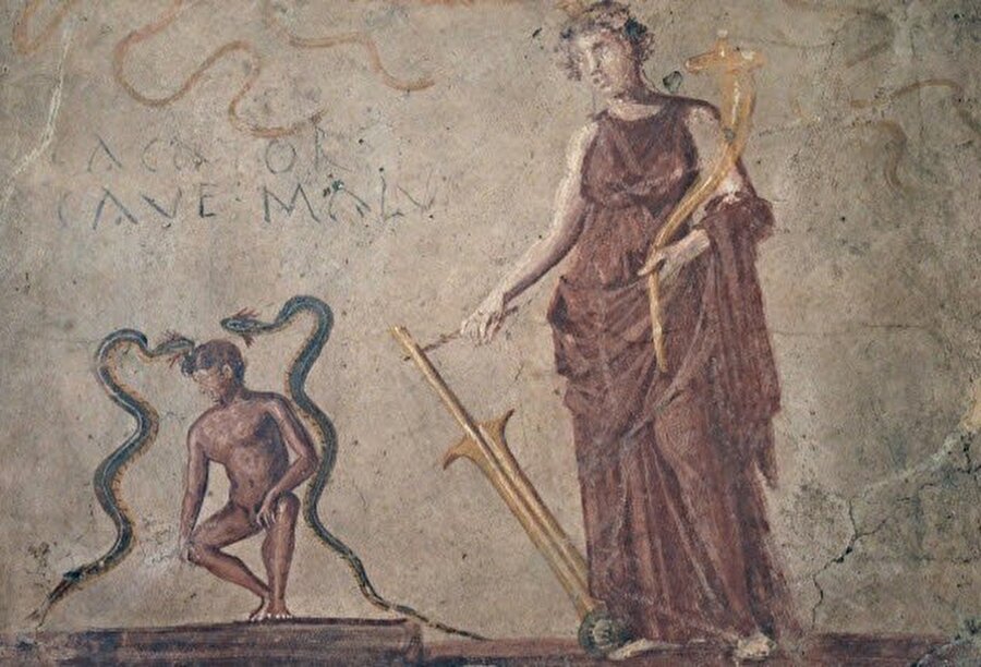 Tuvalete giren ölüyor

                                    Eski Roma'da evlerdeki tuvaletler son derece kirliydi. Kanalizasyon sisteminden çıkan yılanlar, böcekler insanlara ciddi zararlar verebiliyordu. 
                                