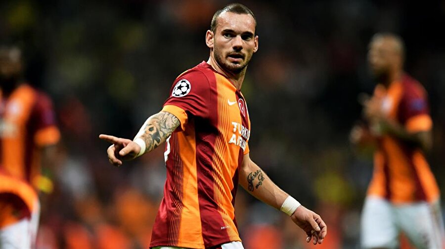 Wesley Sneijder’i 1 aylığına halı saha takımınıza kiralayabilirsiniz

                                    
                                    
                                
                                