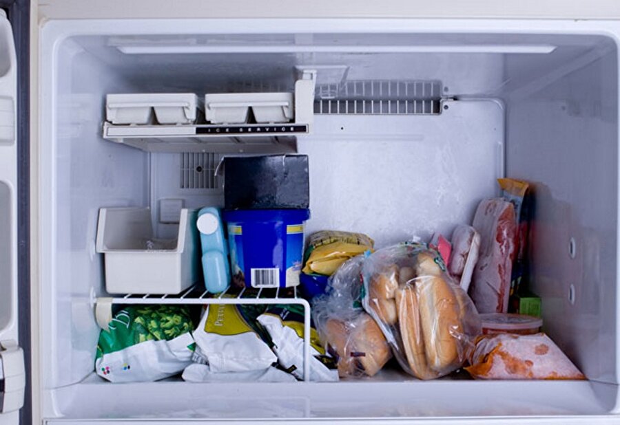 Buzdolabınız boş, buzluğunuz ise dondurulmuş gıdalarla doludur. Annenizin buzdolabı poşetlerine sardığı acil durum köfteleri, hazır aldığınız paket patatesler, pizzalar…
