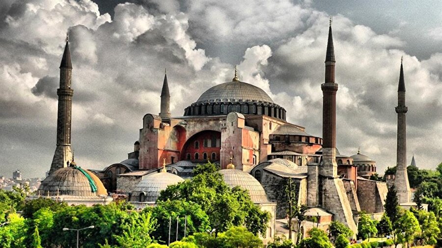 Ayasofya – İstanbul
Bizler için derin bir anlam ifade eden diğer önemli mekanlardan birisidir Ayasofya. 

- Her taşın üstünde kimin yaptığı ile ilgili mühür bulunmaktadır.

- Böylesine ihtişamlı bir mekanın yapılması o dönemde sadece 5 yıl 

sürmüştür.

- İçinde terleyen bir sütun bulunmaktadır.

- Ayasofya 3 kez çökmüş sonrasında Mimar Sinan'ın eklemeleriyle 4 kez deprem yaşamış fakat zarar görmemiştir.  