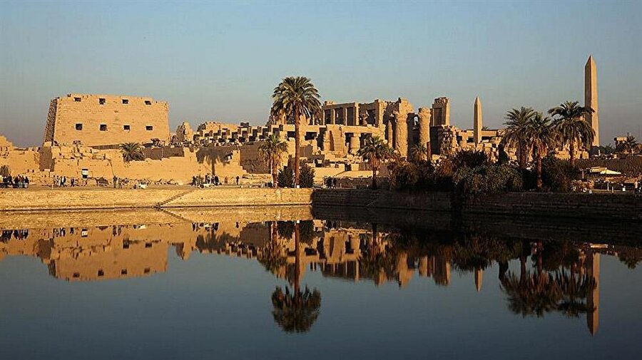 Karnak Tapınağı – Mısır
- Kutsal Göl denilen rahiplerin kutsadığı en büyük göl bu tapınağın içerisinde yer almaktadır.
- İçerisinde kilise yapılarının dışında cami de barındırmaktadır. 

- İnşaatının 2000 yıl sürdüğü tahmin edilmekte. 