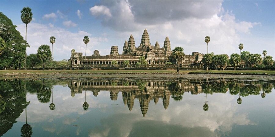 Angkor Vat – Kamboçya

                                    Bir rivayete göre tüm dünya sallansa burası ayakta kalacaktır. Bunun sebebi olarak eserin bataklık üzerinde yapılmış olması gösterilir. 
                                