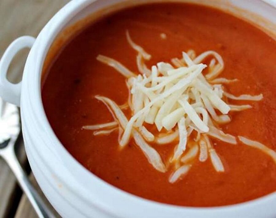 Domates çorbası

                                    Mis gibi kokan domates çorbası… Şu an domates mevsimi olmasa da yazdan derin dondurucuya attığınız domatesleri kullanarak bu çorbadan hazırlayabilirsiniz. Bu arada kaşar peyniri domates çorbasının vazgeçilmezidir.
                                