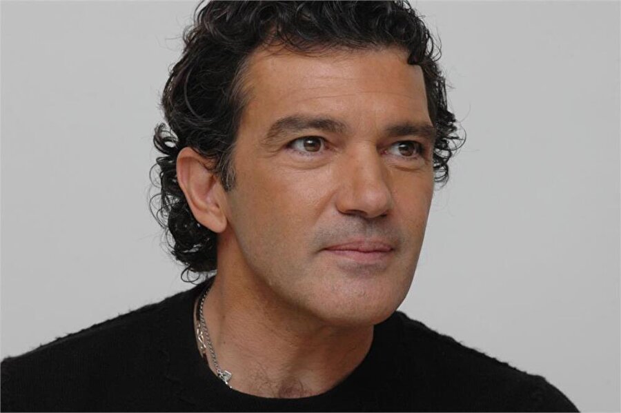 Spor yaptığı sırada birden rahatsızlanan Antonio Banderas'ın kalp krizi geçirdiği öğrenildi.