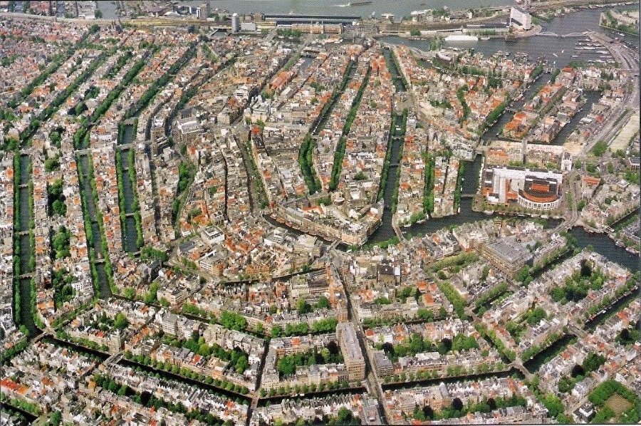 Avrupa'da en son Hollanda bu konuda adımlar atıyordu. Amsterdam 850 bin kişilik nüfusuyla ortalama bir şehir olmasına karşın, geçtiğimiz yıl şehre 17 milyon turist akın etti. Haliyle, turistlerin gürültü yaptığı, çevreye zarar verdikleri ve şehrin düzenini bozdukları için şehrin yetkilileri tarafından bir dizi planlamalar yapılmaya başlandı. Bu sayede turistlerin şehre gelmesinin azaltılacağı ve bazı yerlere turist otobüslerinin girişlerinin yasaklanması konusunda önlemler alınıyor.