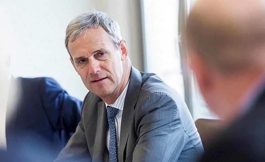 Alman Bankalar Birliği Genel Müdürü Michael Kemmer, Frankfurt'ta düzenlenen basın toplantısında İngiltere Başbakanı Theresa May'in sert Brexit açıklamasından dolayı üzgün olduklarını dile getirdi ve bunun Alman bankalarına direkt etkisinin sınırlı olacağını söyledi. Kemmer, Alman bankalarının önümüzdeki iki yıl içerisinde işlerini Almanya'ya taşıyacaklarını fakat Londra'nın önemli bir finans merkezi olmaya devam edeceğini ve buradaki bankaların tamamıyla geri çekilmesini beklemediklerini belirtti. 