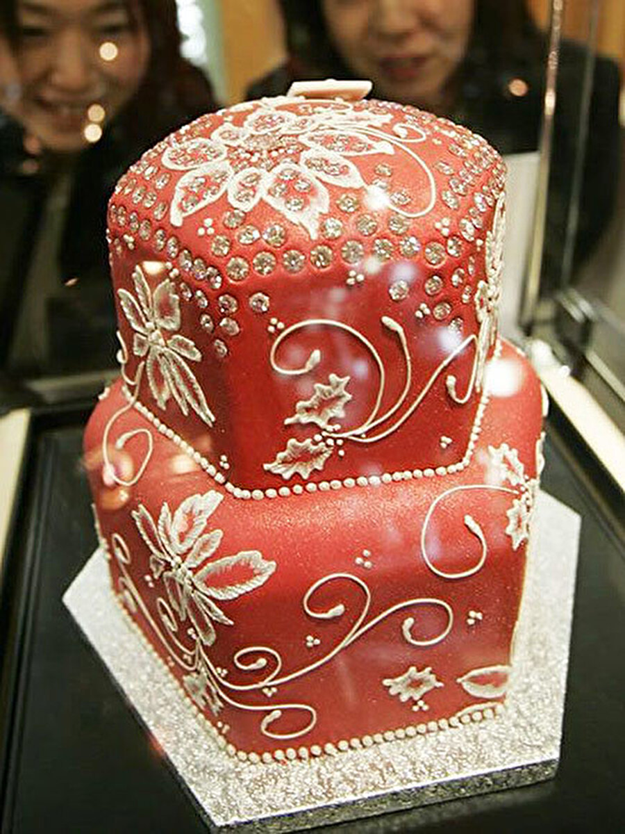Cristmas Pastası

                                    
                                    İki katlı altıgen şeklindeki bu pasta Tokyo'da yapılmıştır. Pastanın süslemesinde toplamda 173 karatlık 223 elmas kullanılmıştır. Fiyatı ise 6 milyon 582 bin Türk Lirası'dır. Evet, bizce de biraz pahalı. 
                                
                                