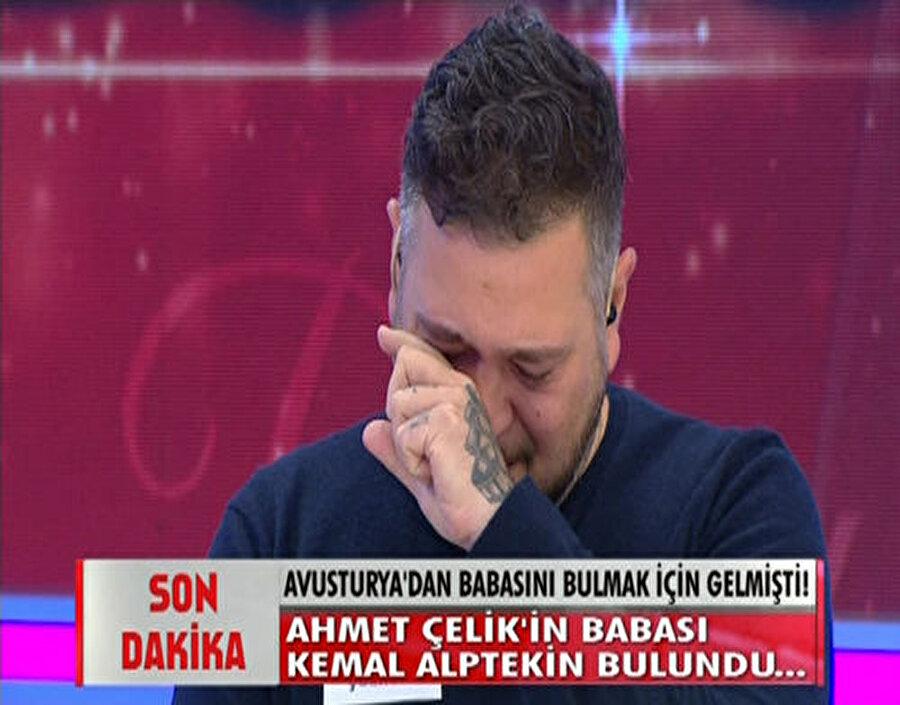 Babasının bir Müslüman olduğunu öğrenen bu genç adam da Müslümanlığı araştırır ve henüz 18 yaşında ismini Ahmed yaparak Müslüman olur. Evlatlık olduğunu 8 yaşındayken öğrenen Christian, öz ailesini bulma isteğini hiç yitirmemiş.

                                    
                                    
                                
                                