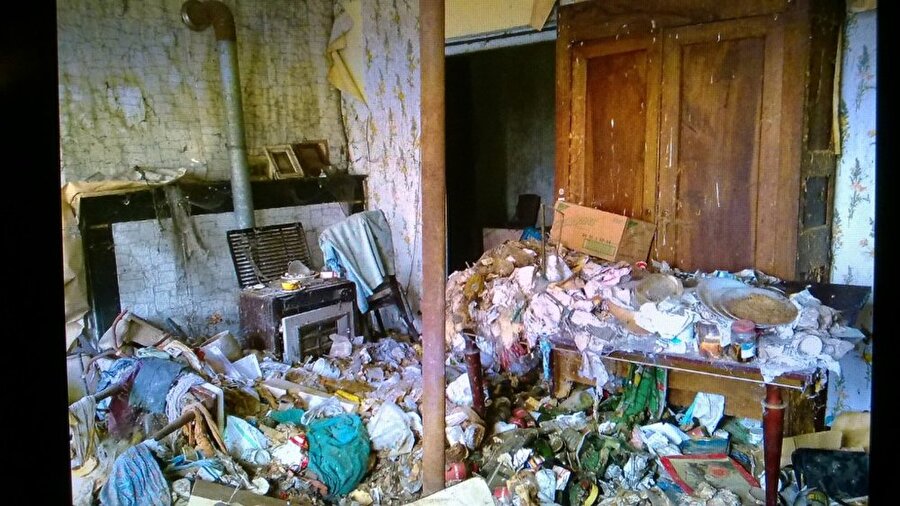 Evin içi restore edilmeden önce kir ve çöp içinde