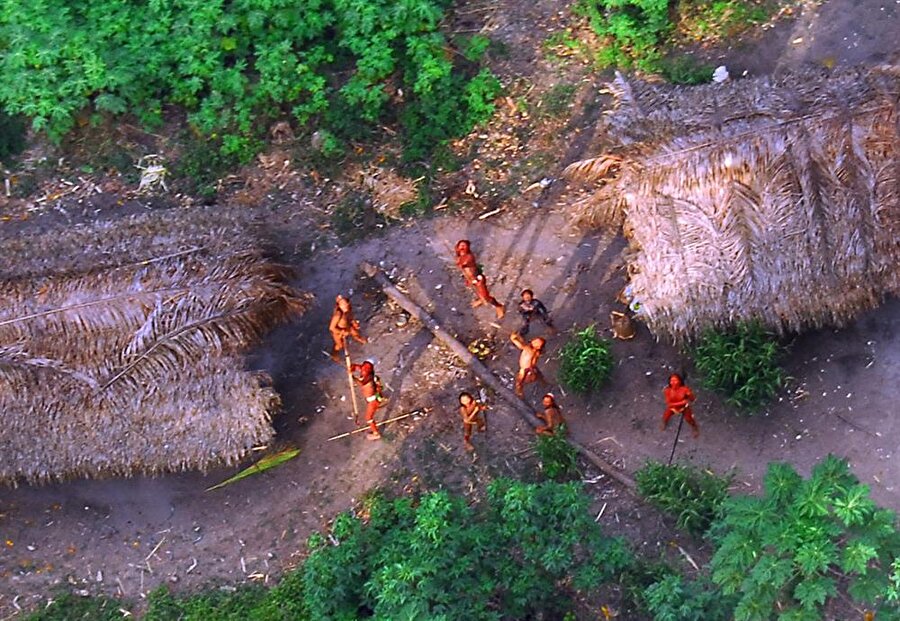 Kendilerini dünyadan en çok soyutlayan kabilelerden biri Sentinelese kabilesi. Yapılan araştırmalar sonucu elde edilen verilere göre sayıları 50 ile 500 arasında. Bu kabile Andaman adalarının yanında yaşıyor. 

                                    
                                    
                                
                                