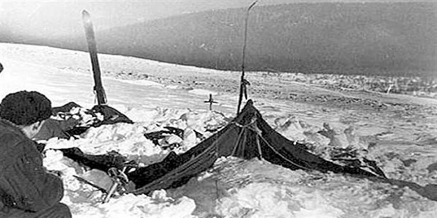Rusya’daki gizemli olay
2 Şubat 1959 tarihinde 10 kişilik bir öğrenci gurubu Ural Dağları'na yürüyüş ve kamp için yola koyuldular. Öğrencilerden birisi kendini kötü hissedince dağda uygun bir ortamda kaldı diğer 9 öğrenci ise ormanda bulundu. Yetkililer bölgeye ulaştıklarında kurulan çadırların içeriden yırtıldıklarını gördüler. İlk bulunan iki ceset orman içerisinde yalınayak ve sadece iç çamaşırları ile bulunurken diğer 3 ceset yine aynı şekilde yan yana bulundu. Bulunamayan diğer öğrenciler 2 ay sonra biraz ileride karın altında bulundu. Son 4 öğrencide içeriden oluşan kaburga kırıkları, ağır yaralanmalar ve ezilmiş kafatasları vardı. 

Bu ölümlerin ardından pek çok teori ortaya atıldı. Uzaylılardan tutun askeri bir olaya kadar her teori vardı.

