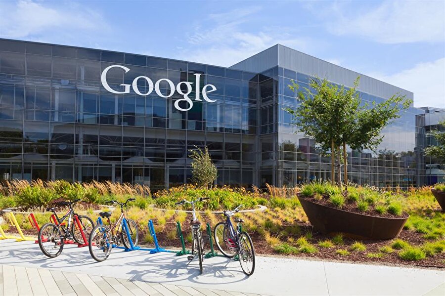 Google

                                    
                                    Google'ın beyin takımındaki isimlerden biri olan Sergey Brin ise ABD'ye Rusya'dan göç etmişti.
                                
                                
