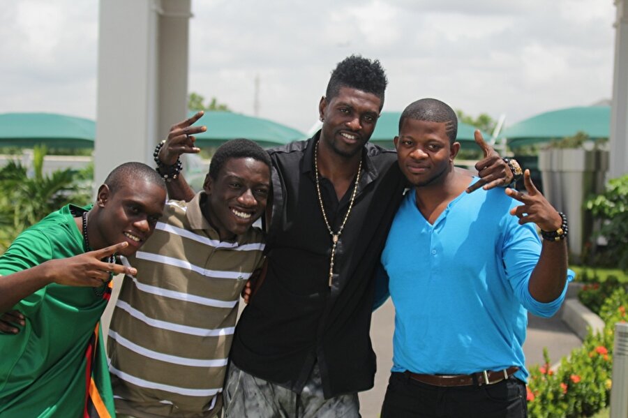 Rotimi, Kola, Peter, Yabo, Lucia ve Maggie isimlerinde 6 kardeşi olan Adebayor, ailenin en aklı başında ve en sorumluluk sahibi bireyi idi...

                                    
                                    
                                
                                