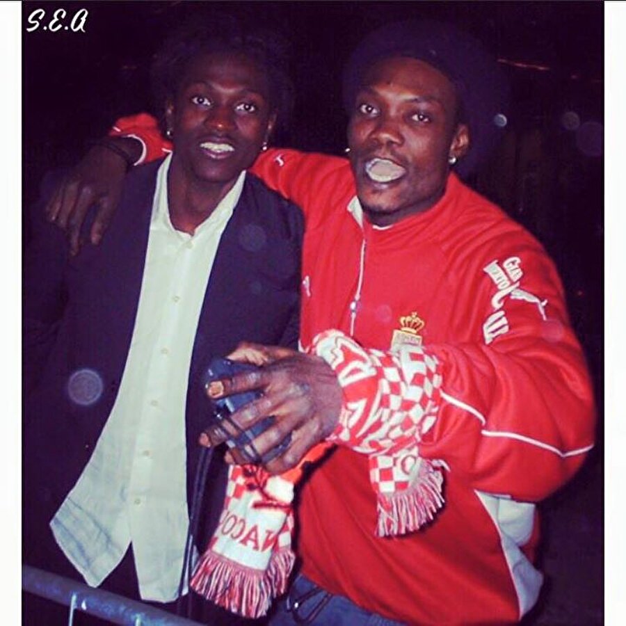 Yabo'dan da ağzı yanan Adebayor, bu kez Almanya’da yaşayan Kola isimli kardeşinin çocuklarının eğitim masraflarını üstlendi ve iş kurması için sermaye verdi.

                                    
                                