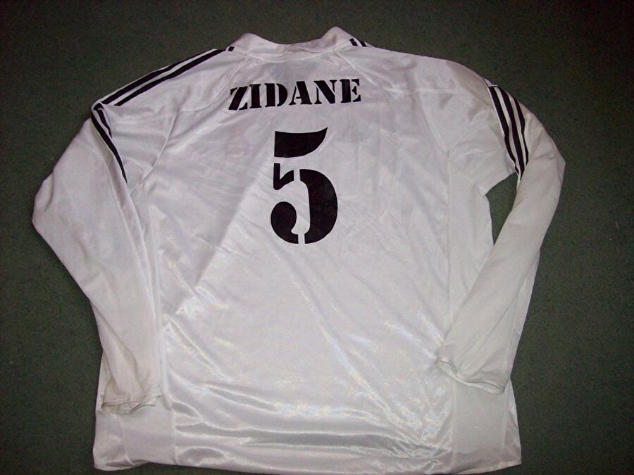 Rotimi hem Zidane formasını hem de hatıra olarak topladığı kramponları çalıp sattı.

                                    
                                    
                                
                                