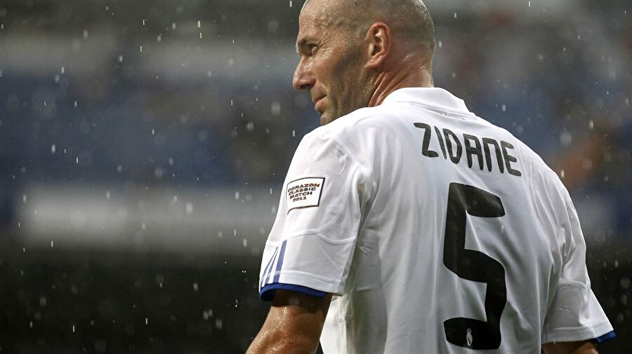 Şampiyonlar Ligi finalinde rakibi olan Zidane’in formasını alan Adebayor yine kardeşinin gazabına uğradı.

                                    
                                    
                                
                                