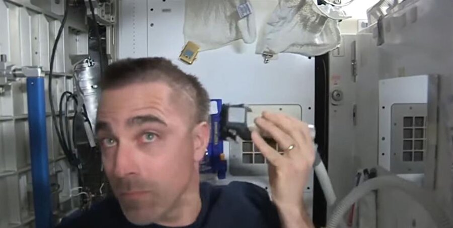 Saç traşı olmak

                                    Saç kesimi için hortumlu traş makineleri kullanılması gerekiyor. Zira yer çekimi olmadığından dolayı kesim sırasında kılların hava uçuşması daha sonradan astronotlara ciddi zararlar verebilir.
                                