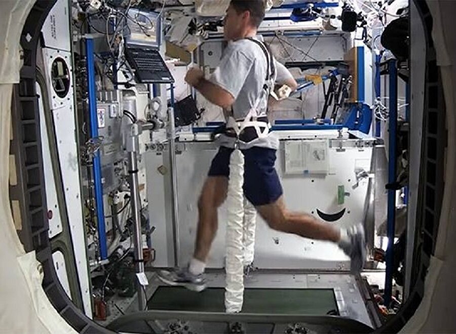 Her gün iki saat spor yapmak

                                    Astronotlar, kas erimesinden dolayı her gün iki saat boyunca spor yapmak zorunda. Elbette her saat planlamaya göre hareket edilmesi gerekiyor ve bunun akabindeki süreçte de görevler tamamlandığında gerekli notlar alınıyor.
                                