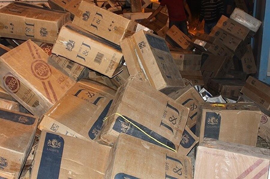 20 bin 400 paket kaçak sigara ele geçirilince TIR şoförünün tepkisi çok konuşuldu.