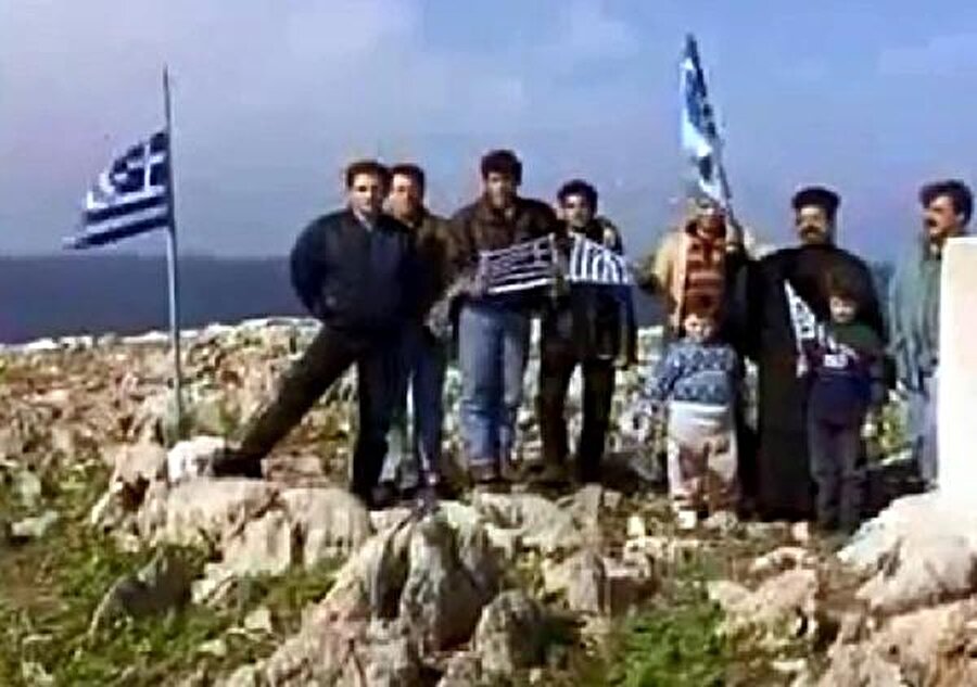Yunanlılardan büyük tahrik

                                    
                                    
                                    
                                    
                                    
                                    
                                    1996'nın Ocak ayı sonlarında, Yunan TV kanalları, Türkiye'nin Kardak kayalıklarında "gözü olduğunu" yaymaya başlayınca Kalimnos adasındaki bir din adamı, Belediye Başkanı, iki gazeteci ve adanın polis komiseri, Kardak kayalıklarının birine çıkarak Yunan bayrağı dikti. Bu duruma dönemin Başbakanı Tansu Çiller sert tepki göstererek "Yunan gemilerinin orada işi ne? Bu kayalıklar bize ait, Yunan gemilerinin oralarda dolaşmasına müsaade edemeyiz." dedi.

                                
                                
                                
                                
                                
                                
                                