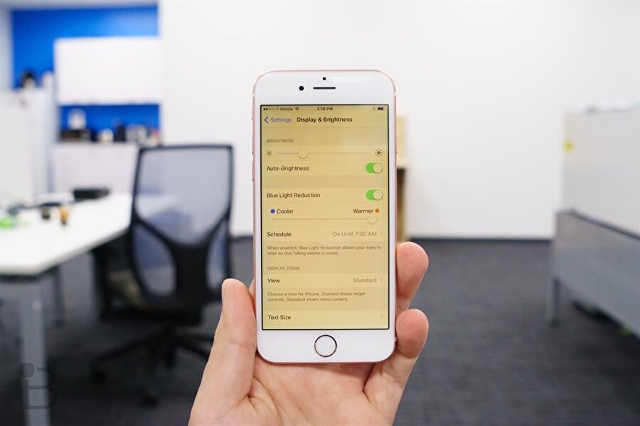 Night Shift özelliğini kullanarak ekrandan yayılan sanal mavi ışığın etkisini azaltabilirsiniz. Bu durum göz yorulmalarının da önüne geçiyor. Kontrol paneli üzerinden özelliğini kolay şekilde aktif edebilirsiniz.