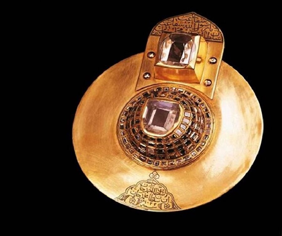Yüzükten Medine'ye Kevkeb-i Dürri

                                    
                                    Sultan I. Ahmed tarafından vakfedilen, yuvarlak bir altın levha üzerinde bulunan, biri 52, diğeri 48 kırat büyüklüğündeki elmaslara Kevkeb-i Dürri denilmekte ve Hazreti Peygamber'in (s.a.v) Muvacehe-i Saadet denilen mübarek çehreleri karşısında kabrinin örtüsüne asılmakta idi. Sultan Ahmed, babasının yüzük olarak parmağında taşıdığı bu elması, kendisine intikal edince levha üzerine yerleştirip Medine'ye göndermişti.
                                
                                