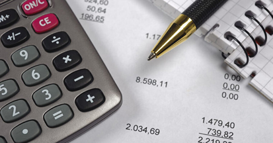 Buna hazır mıyım?

                                    
                                    
                                    
                                    
                                    
                                    Hayallerimize kalsaydı hepimiz tutkularımızın peşinden gitmiş ve özgürce iç sesimiz ışığında çalışıyor olurduk. Malesef durum gerçekte böyle değil. Ödenmesi gereken faturalar, kira, kredi kartları ve daha birçok zorunluluğun sorumluluk olarak göğe çıktığı bir tabloyla karşı karşıyayız. Mevcut işimizi bırakmadan önce, bu sürecin daha etkili bir şekilde işleyebilmesi için mevcut harcamalarınıza ve bütçenize dair hesaplama yapabilirsiniz. Burada etkin süre için minimum üç aylık süreyi rahatça geçirmenizi sağlayacak gelire sahip olmanız hedeflediğiniz yeni kariyer yolculuğuna daha iyi odaklanmanızı sağlayacaktır. Bu sebeple önce kendinize sormanız gereken soru: Hazır mıyım?
                                
                                
                                
                                
                                
                                