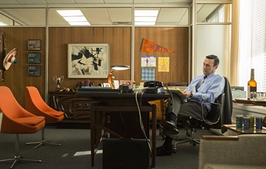 Bu işi bırakmak istememin asıl nedeni nedir?

                                    
                                    
                                    
                                    
                                    
                                    Kimse tamamen sevmediği bir işi yapmak istemez. Zaten işimiz ne kadar hayalimizin dışında olursa olsun bir parça seveceğimiz bir sebep hepimiz ararız. Burada kendinize açıkça belirtmeniz gereken şey bu işi mi yoksa kariyer gidişatını mı sevmiyorsunuz? Cevabınız yeni adımları atmanızda size yol gösterecek. Eğer yalnızca söz konusu işi sevmiyorsanız şirketi; eğer kariyer gidişatını sevmiyorsanız dahil olduğunuz sektörü değiştirmekten yana hakkınızı kullanmalısınız.
                                
                                
                                
                                
                                
                                