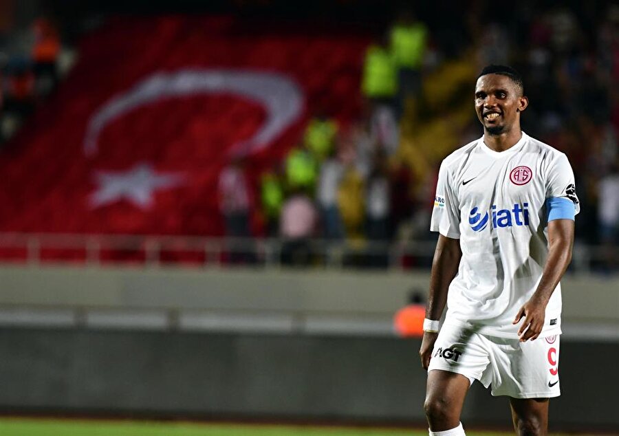 Eto'o" formasıyla namaz kılarken çekilmiş fotoğrafını paylaştı.