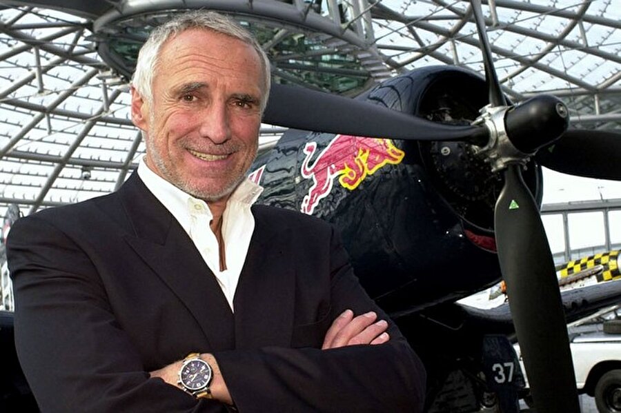 Avusturya - Dietrich Mateschitz

                                    Red Bull markasının kurucusu olan Mateschitz,  Avusturya'nın en zengin insanlarından birisi ve hala şirketteki payların yaklaşık olarak yarısını elinde bulunduruyor. Toplam servet değeri 10 milyar sterlin (15.8 milyar dolar)'dir.
                                