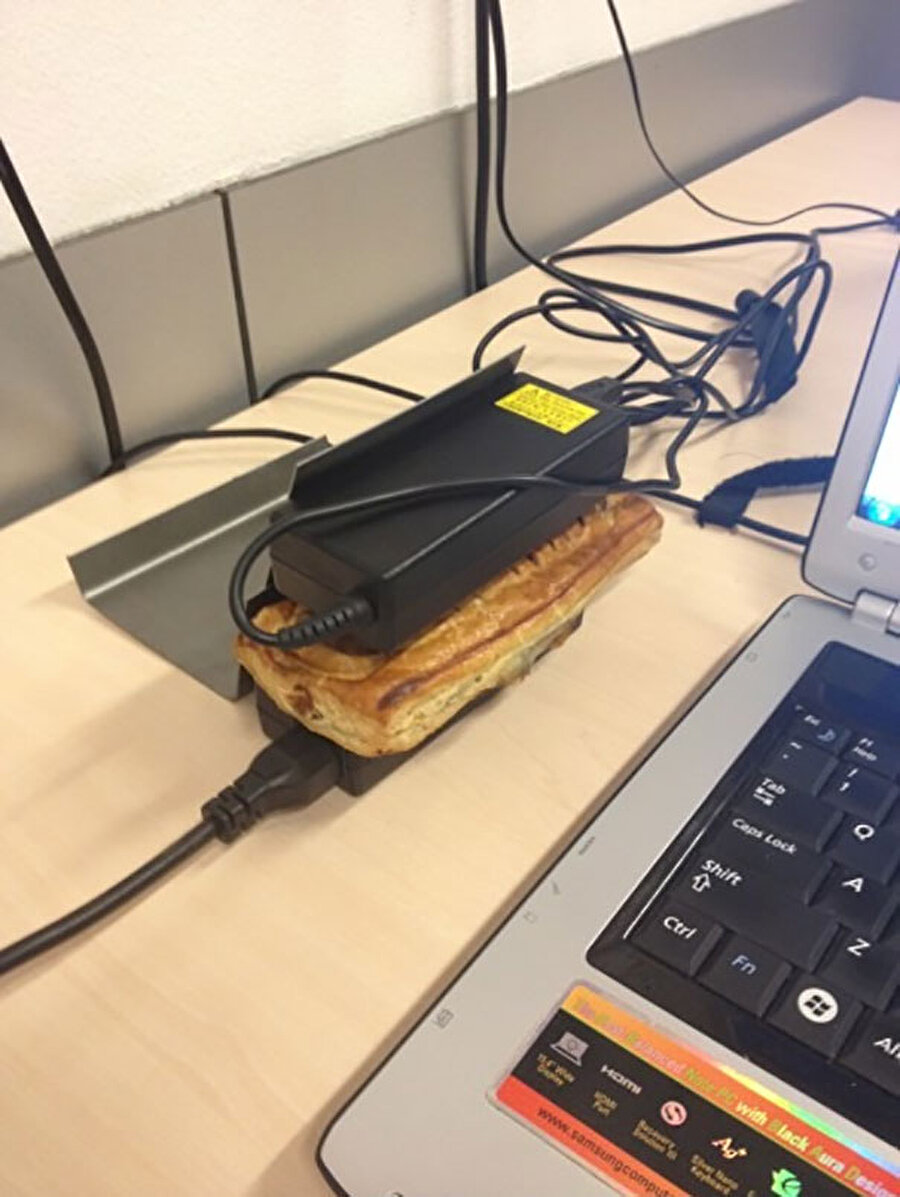 Sandviç ısıtıcısı

                                    Bilgisayarı yoğun kullananlar ısınan bataryaları ile sandviçlerini ısıtabilir.

                                