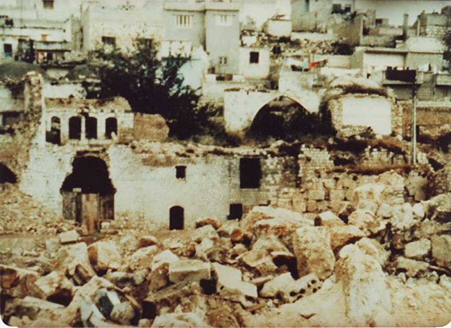 1980: Halep, Humus ve Hama'da katliam. 
