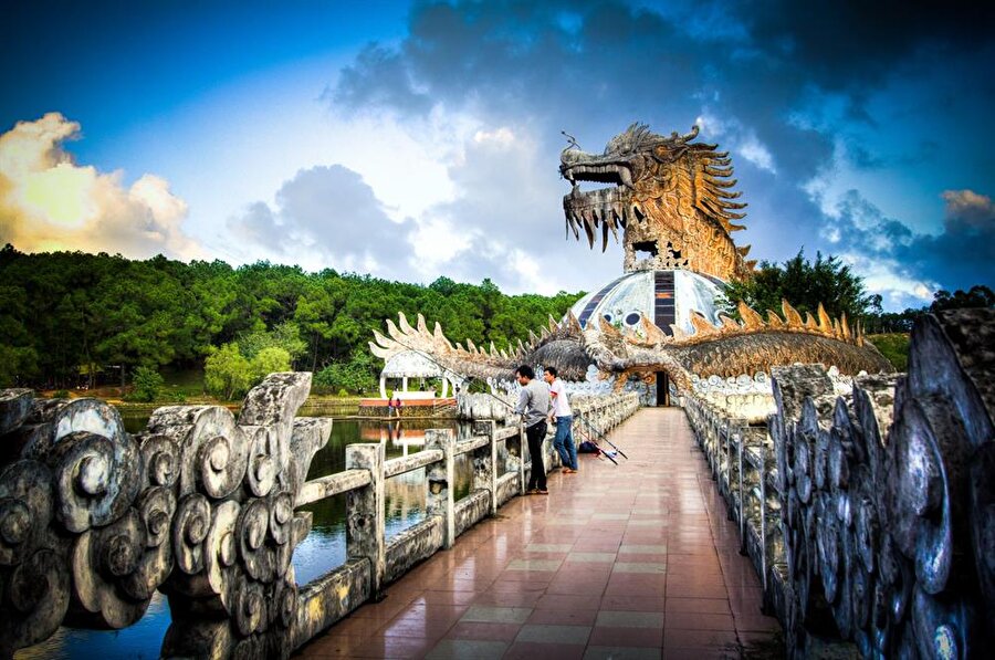 2004 yılında Vietnam'daki Huong Thuy Kasabası'nın yakınına 'Ho Thuy Tien' isimli bir su parkı açıldı.