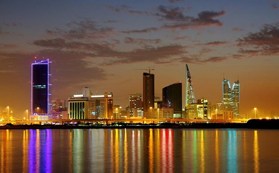Bahreyn
1.3 milyon nüfuslu Bahreyn'de kişi başı milli gelir 24.281 dolardır. Ülkenin resmi adı Bahreyn Krallığı'dır. Ülkenin Arapça'da “iki deniz arasında” anlamına gelmektedir. Başkenti Manama olan Bahreyn'de Arapça konuşulmaktadır. Arap dünyasının en hızlı büyüyen ekonomisine sahip ülke Orta Doğu bölgesinin en özgür, tüm dünyada ise 10. özgür ekonomi olarak kabul edilmiştir.