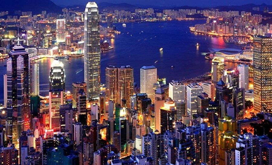 Hong Kong
7.2 Milyon nüfuslu Hong Kong'ta kişi başı milli gelir 42.437 dolardır. Hong Kong 1 Temmuz 1997 tarihine kadar Britanya Krallığına bağlı sömürge ve adalar grubuyken, bu tarihten itibaren Çin Halk Cumhuriyeti'ne bağlı özel yönetim bölgesi olmuştur. Hong Kong; Hong Kong Adası, Kowloon Yarımadası ve 235 kadar küçük adadan meydana gelmiştir. Asya'nın en büyük serbest pazarı ve limanı, en işlek ticaret, endüstri ve turizm merkezidir. Hong Kong'ta Çince ve İngilizce konuşulur.