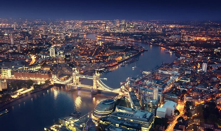 Birleşik Krallık
65.1 milyon nüfuslu Birleşik Krallık'ta kişi başı milli gelir 43.771 dolardır. Başkenti Londra olan krallık dört devletten meydana gelir: Galler, İngiltere, İskoçya ve Kuzey İrlanda'dır. Ayrıca krallığa ait irili ufaklı birçok ada vardır. Finans alanında ve eğitim turizmi açısından ülke çok gelişmiştir. Dünyanın 5. büyük ekonomisine sahip Birleşik Krallık'ta İngilizce'nin yanı sıra Galce, İrlandaca, İskoçça gibi dillerde konuşulur. Ülkenin anayasası yazılı değildir. Kraliyet ailesi konusunda dünyanın en dikkat çeken ailesine sahip olan ülkede Kraliçe 2. Elizabeth resmi olarak Britanya Milletler Topluluğu'na bağlı Kanada ve Avustralya'da dahil bazı ülkelerin devlet başkanıdır.