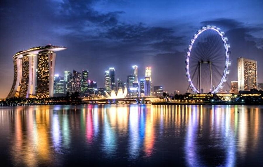 Singapur
5.5 Milyon nüfuslu Singapur'da kişi başına düşen milli gelir 56.226 dolardır. Resmi adıyla Singapur Cumhuriyeti bir ada ülkesidir. Resmi dilleri İngilizce, Malayca, Çince ve Tamilce'dir. Dünyanın az sayıdaki şehir devletlerinden biridir. Singapur ekonomisinin büyük bir kısmı ticarete dayanır.