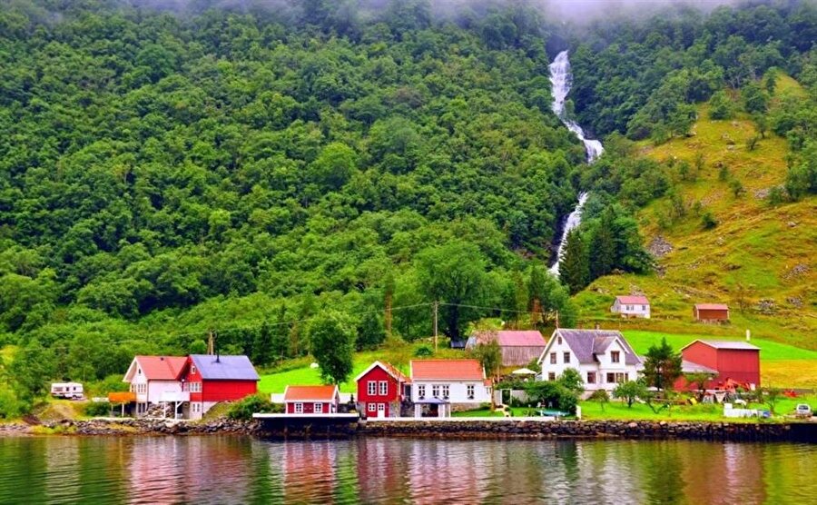 Norveç
5.2 Milyon nüfuslu Norveç'te kişi başına düşen milli gelir 80.749 dolardır. Norveç resmi adıyla Norveç Krallığı, Kuzey Avrupa'da bulunan İskandinav Yarımadası'nda bir ülkedir. Norveçin kıyıları binlerce fiyordla çizilmektedir. Ülkede okur yazar oranı 15 yaş ve üzeri için %100'dür. Başkenti Oslo olan ülkede Norveççe konuşulur.