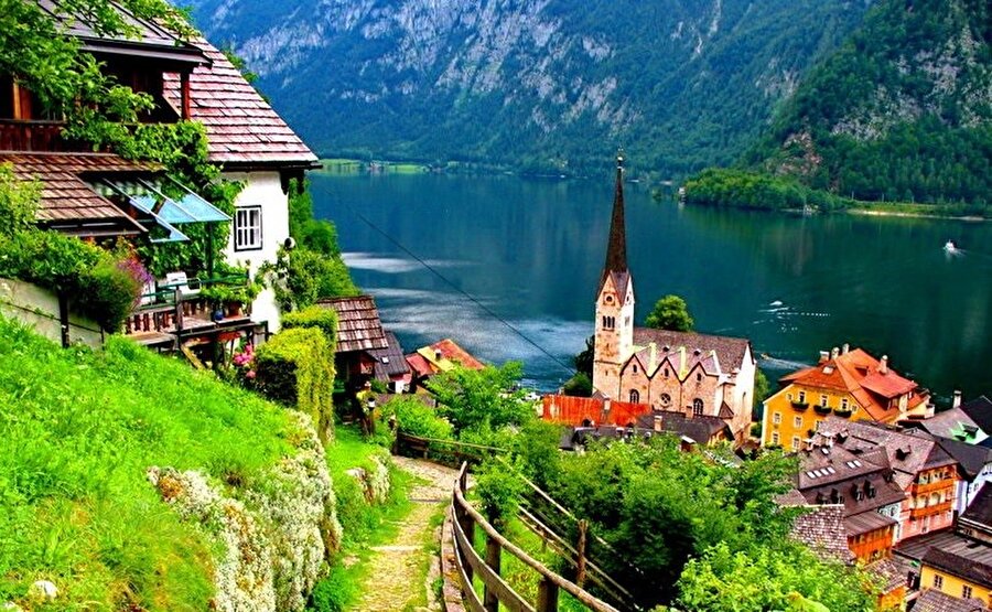 Avusturya
8.6 Milyon nüfuslu Avusturya'da kişi başına düşen milli gelir 43.546 dolardır. Avusturya Cumhuryeti 9 eyaletten oluşur ve başkenti Viyana'dır. Ülkenin dağları, ormanları ve vadileri yaz ve kış aylarında ideal tatil yerleridir. Başkenti Viyana ise müzik, güzel sanatlar ve tarihi eserlerin merkezidir. 