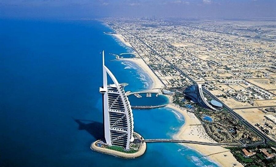 Birleşik Arap Emirlikleri
9.3 Milyon nüfuslu Birleşik Arap Emirlikleri'nin kişi aşına düşen milli geliri 46.850 dolardır. Abu Dabi, Dubai, Acman, Füceyre, Resü'l-Hayme, Şarika ve Ummül-Kayveyn adlı yedi emirlikten oluşmaktadır. Ülkenin başkenti ve en büyük ikinci emirliği olan Abu Dabi, aynı zamanda ülkenin siyasi, endüstriyel ve kültürel merkezi konumundadır. Resmi dil Arapça'dır.