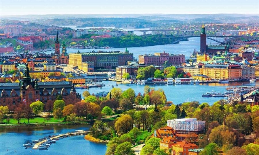 İsveç
10.1 Milyon nüfuslu İsveç'in kişi başına düşen milli geliri 51.542 dolardır. Ülkenin başkenti Stockholm olup üniter parlamanter monarşi ile yönetilir. Ülkede İsveççe konuşulur. Eğitim konusunda dünyanın en gelişmiş ülkelerinden biridir. Aynı zamanda en çok Ar-Ge yatırımı yapan ülkelerden biridir. Avrupa'da kişi başına en çok bilimsel çalışma düşen ülke İsveç'tir. 