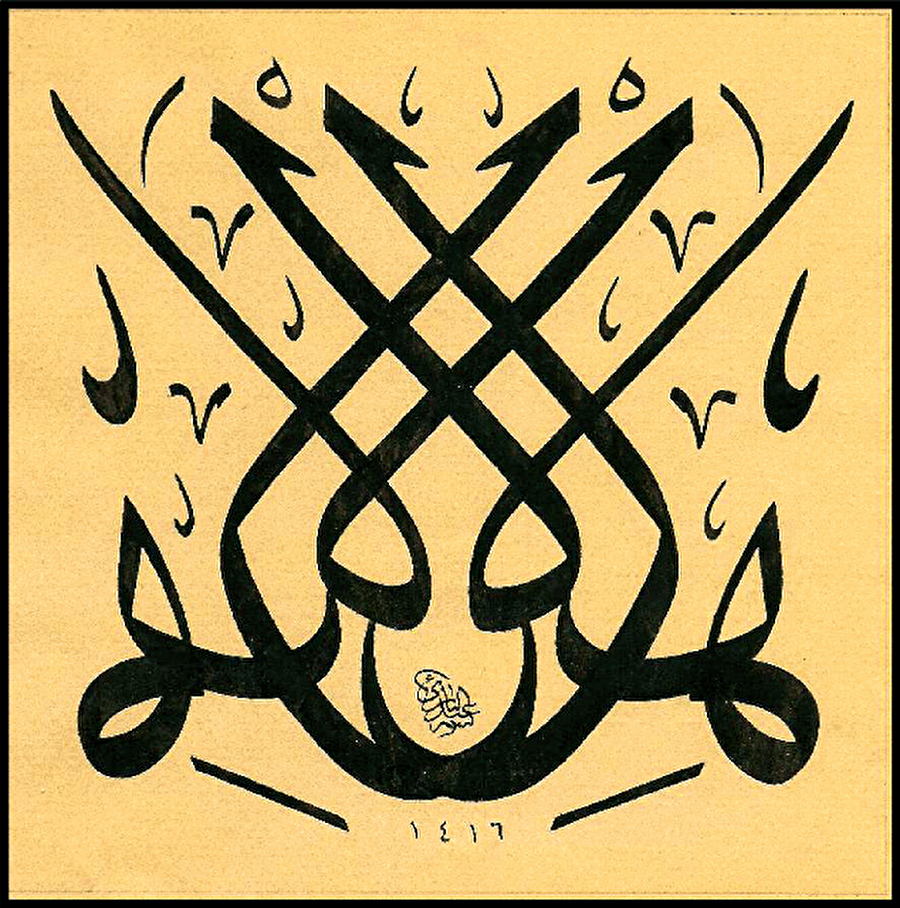 Hilâlle harfin asil buluşması
Buraya kadar hilâlin neden kullanıldığını anlatmaya çalıştık. Şimdi ise bu güzel şekle başka güzellikler nasıl katılmış ve başlıca nerelerde kullanılmış, onu görelim.
Plastik sanatları, aklın hünerle birleşmiş şekli olarak ifade etmek yanlış olmasa gerek. Bir başka deyişle, güzel akıl, güzel sanat yapar. Ancak bir güzel şekle bir başka güzellik eklemek çoğu zaman başarılı olmaz. O sebepledir ki sanatkârlar çoğu zaman ilk güzeli kendi yalın haliyle bırakırlar.
Türk hattatları büyük bir cesaretle ve isabetli bir kararla, hilâli yazı sanatı ile birleştirdiler. Bu beraberlik, usta hattatlar eliyle, hilâlin anatomisine zarar vermek bir yana, büyük bir hüner ve ustalıkla bütünleştirilerek adeta mükemmel tıraşlanmış pırlanta ile mıhlanmış ziynete dönüştürülmüştür.