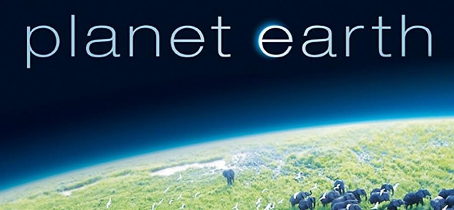 Yeryüzü (Planet Earth) – 2006
Bu belgesel dizisi BBC tarafından yapılmış olup 11 bölümden oluşmaktadır. Belgeselin konusu ise dünya üzerinde yaşayan milyarlarca insan olmasına rağmen hala Dünya üzerinde el değmemiş, canlıların yaşadığı saklı cennetleri gün yüzüne çıkarmasıdır. Belgesel ekibinin uzun yıllar çalışması sonucu ortaya çıkan bu belgesel İMDb sıralamasında da en önlerde çıkmaktadır.