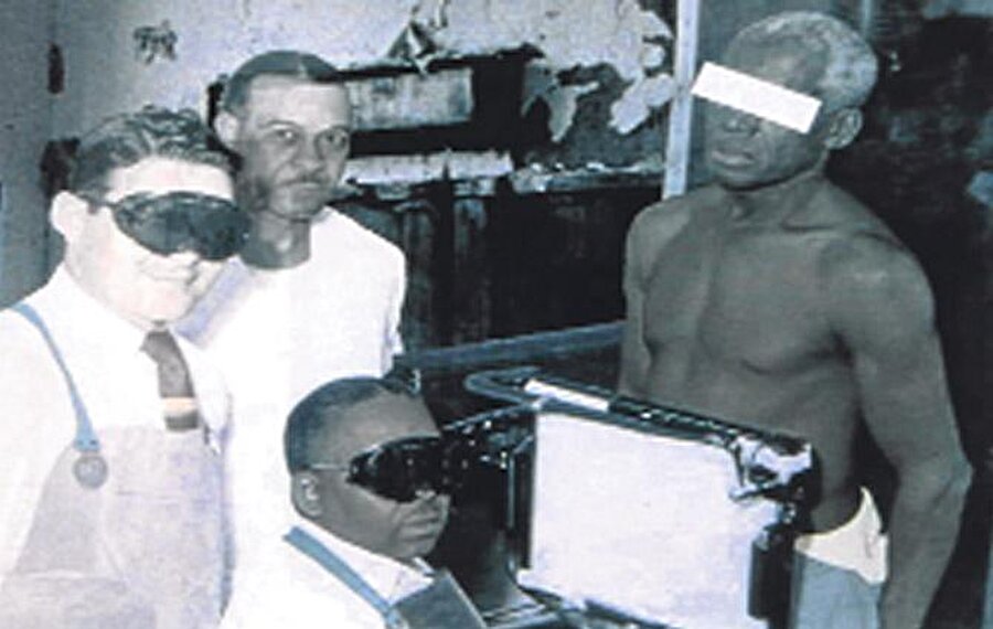 Tuskegee Frengi Deneyi

                                    
                                    ABD'de 1932-1972 yılları arasında deneysel amaçlarla 600 Afrika asıllı Amerikalı denek olarak kullanıldı. Bunların 399'u frengiliyken 201 sağlıklıydı. Ücretsiz tedavi altında bu kişiler üzerinde deney yapılarak frenginin siyahiler üzerindeki etkisi araştırıldı. Penisilinle tedavisi mümkün olduğu halde frengili kişiler tedavi edilmedi, sadece gözlem yapıldı. Deneklere gerçek söylenmedi. Gerçekler 1972 yılında ortaya çıktı. 
                                
                                